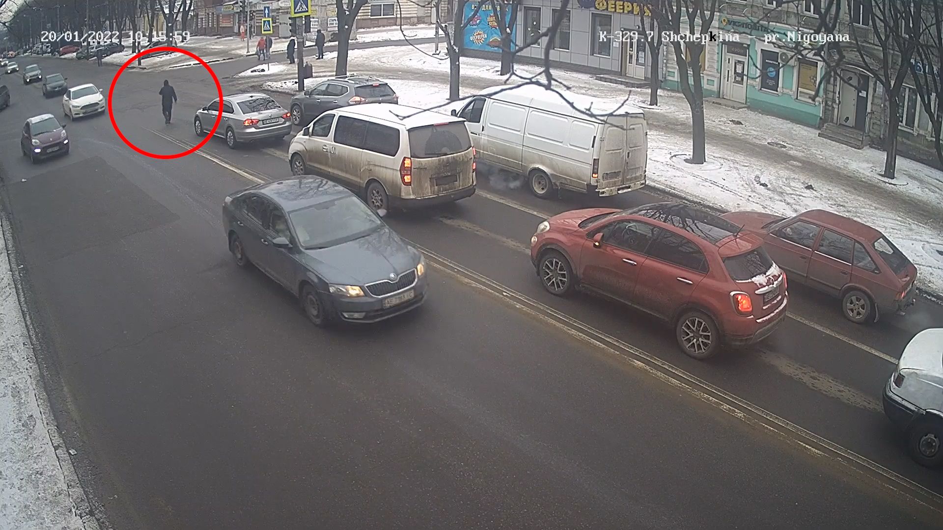 В Днепре на проспекте Нигояна мужчина "гулял" по проезжей части: видео момента