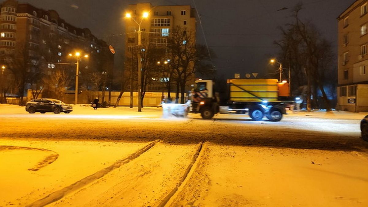 Непогода в Днепре: коммунальные службы работают над ликвидацией последствий
