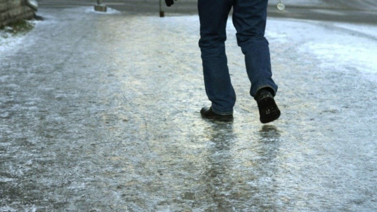 Внимательно на дорогах: в Днепре синоптики предупреждают о сильном ветре и гололеде