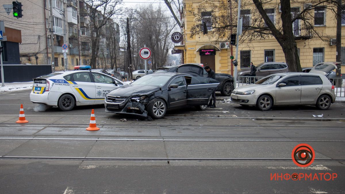 В Днепре на Чернышевского Maserati проехал на красный и врезался в Volkswagen: видео момента