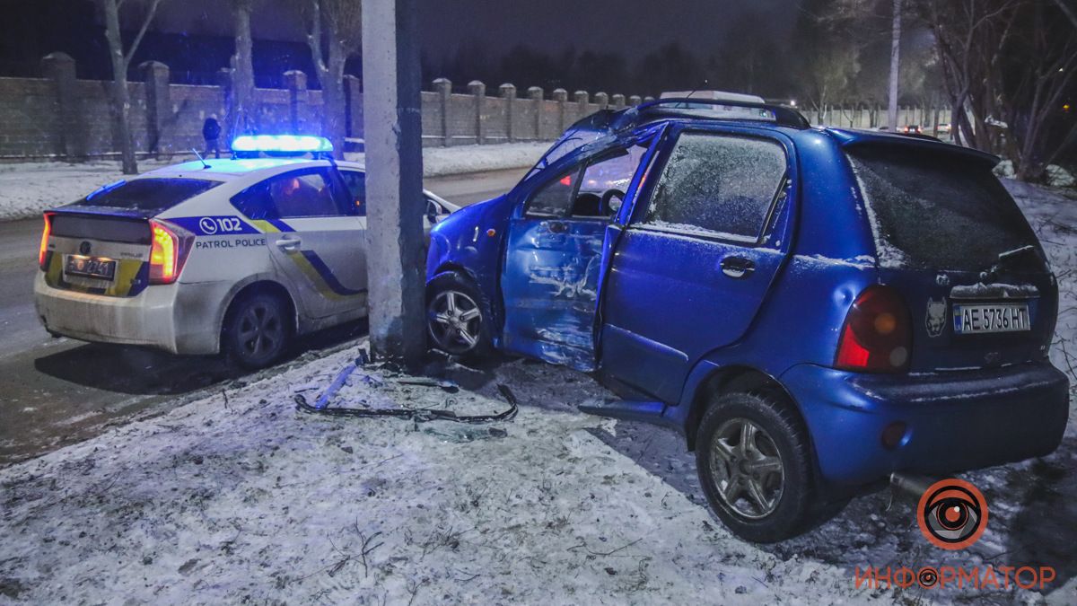 В Днепре на Криворожской Chery врезался в столб: водитель в больнице