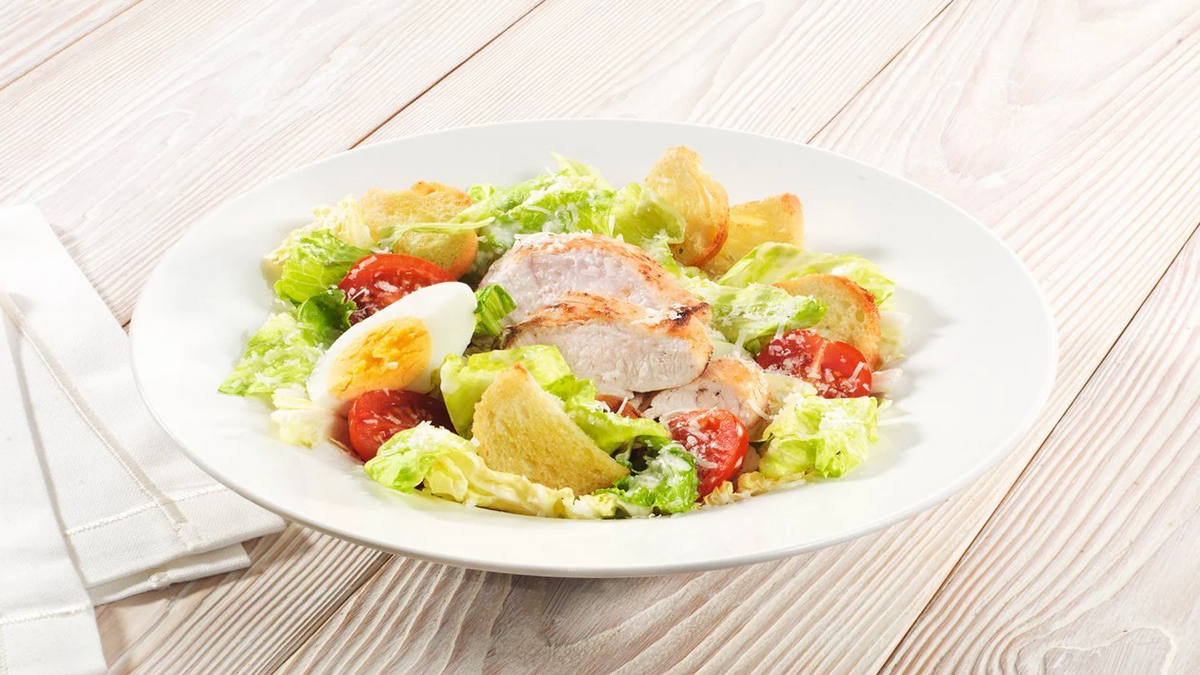 Полезные и вкусные рецепты: как приготовить классический салат "Цезарь"