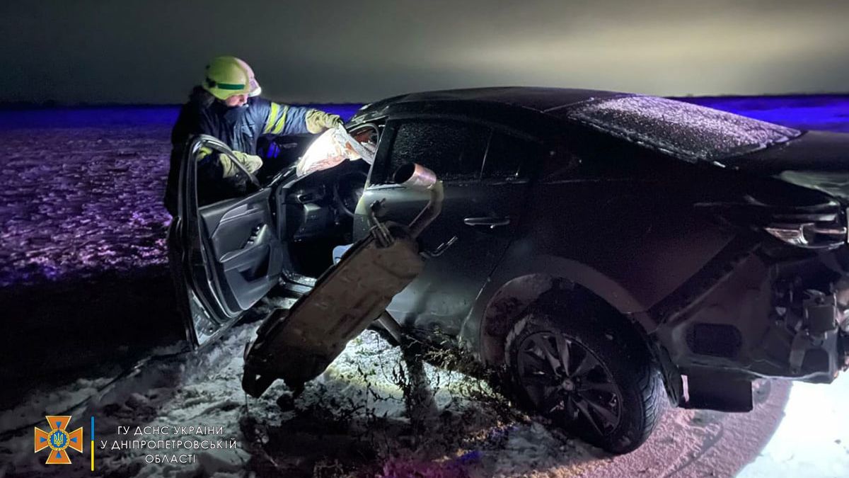 На трассе в Днепропетровской области Mazda слетела в кювет: девушку вырезали из салона