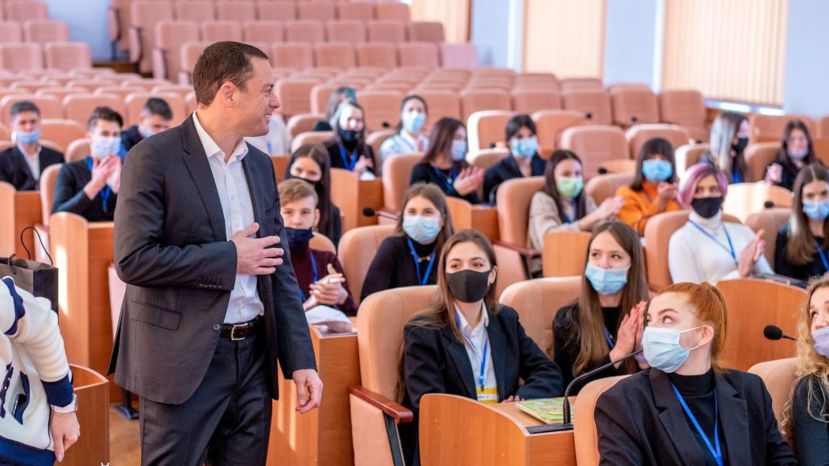 Мэр Каменского поздравил участников молодежного форума "Твоя СИЛА – єднати громаду!"