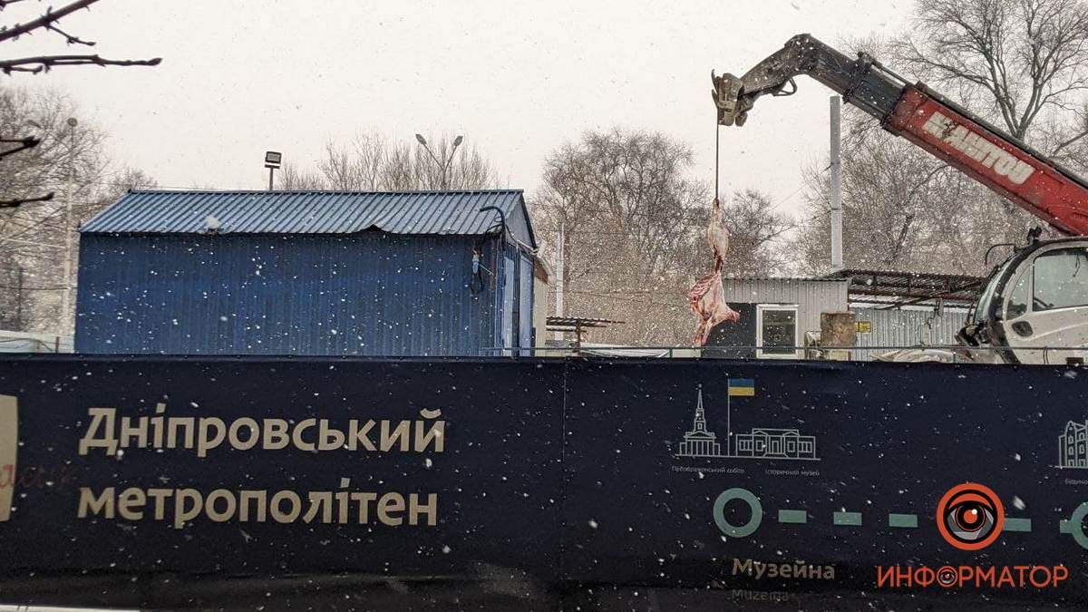 В Днепре на стройплощадке метро на кране повесили тушу животного