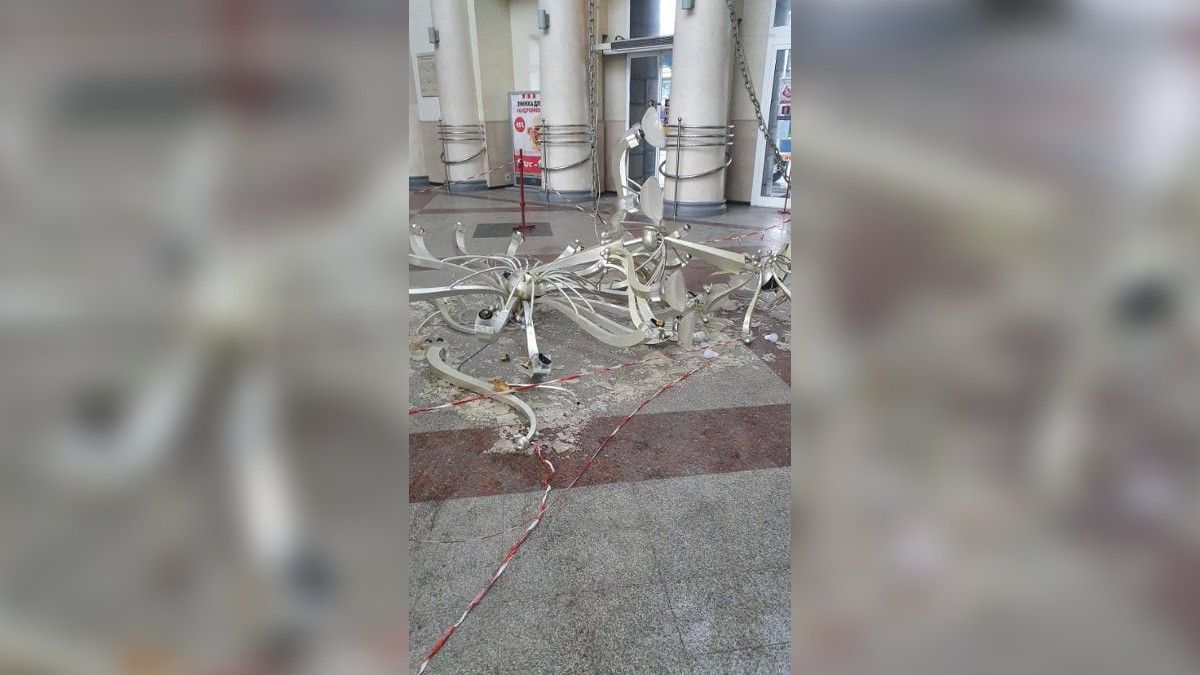В Днепре на железнодорожном вокзале упала люстра