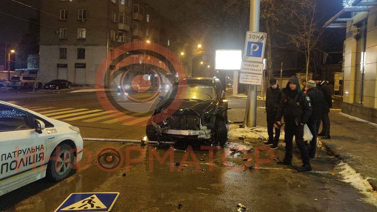 В Днепре пьяный водитель Mercedes за вечер попал в три ДТП: видео момента