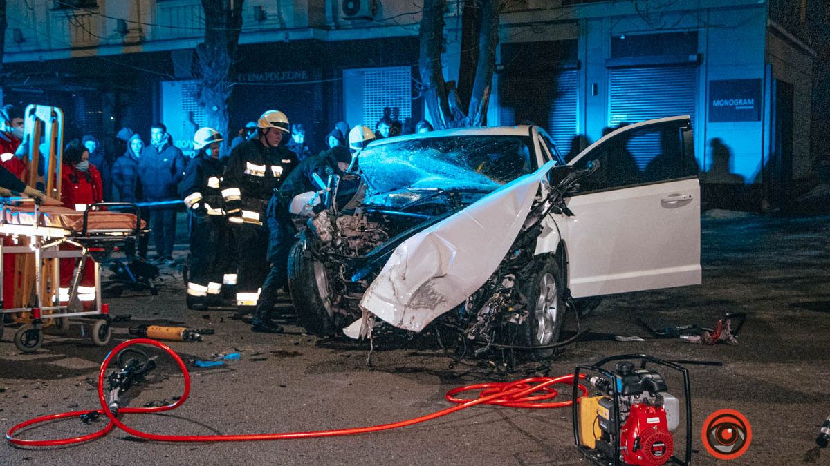 В Днепре на Вернадского Fiat врезался в дерево: пострадали четыре человека, женщину вырезали спасатели