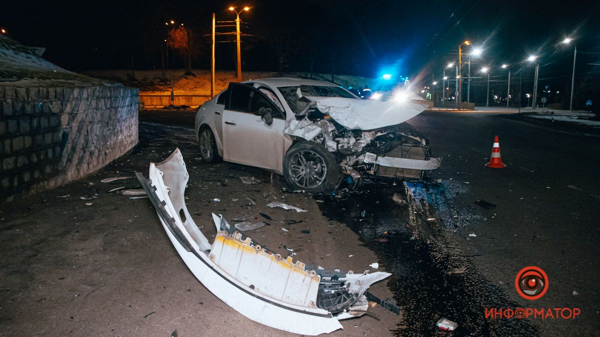 В Днепре под Мерефо-Херсонским мостом Opel влетел в стену