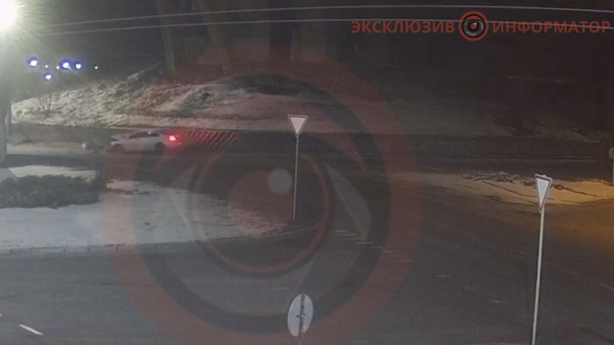 В Днепре под Мерефо-Херсонским мостом Opel влетел в стену: видео момента