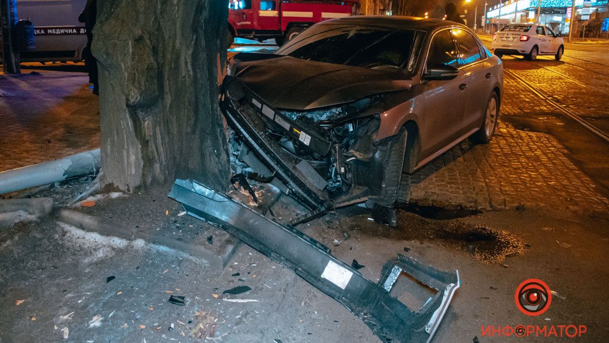 В Днепре на Чернышевского Volkswagen врезался в дерево и загорелся: пострадали два человека