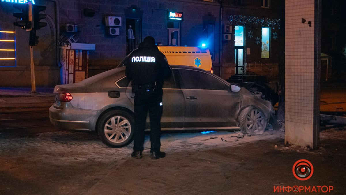 В Днепре на Чернышевского Volkswagen врезался в дерево и загорелся: видео момента