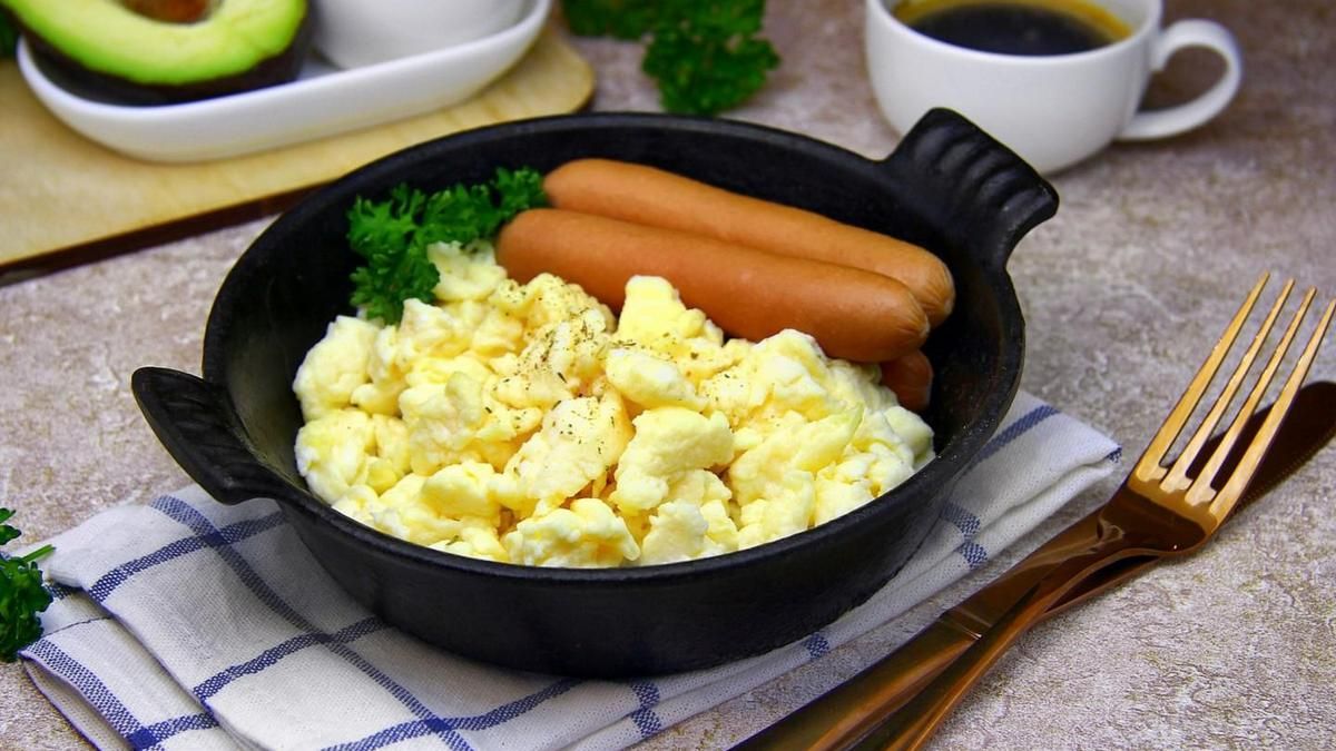 Как приготовить завтрак за пару минут: рецепт сочного и нежного скрамбла