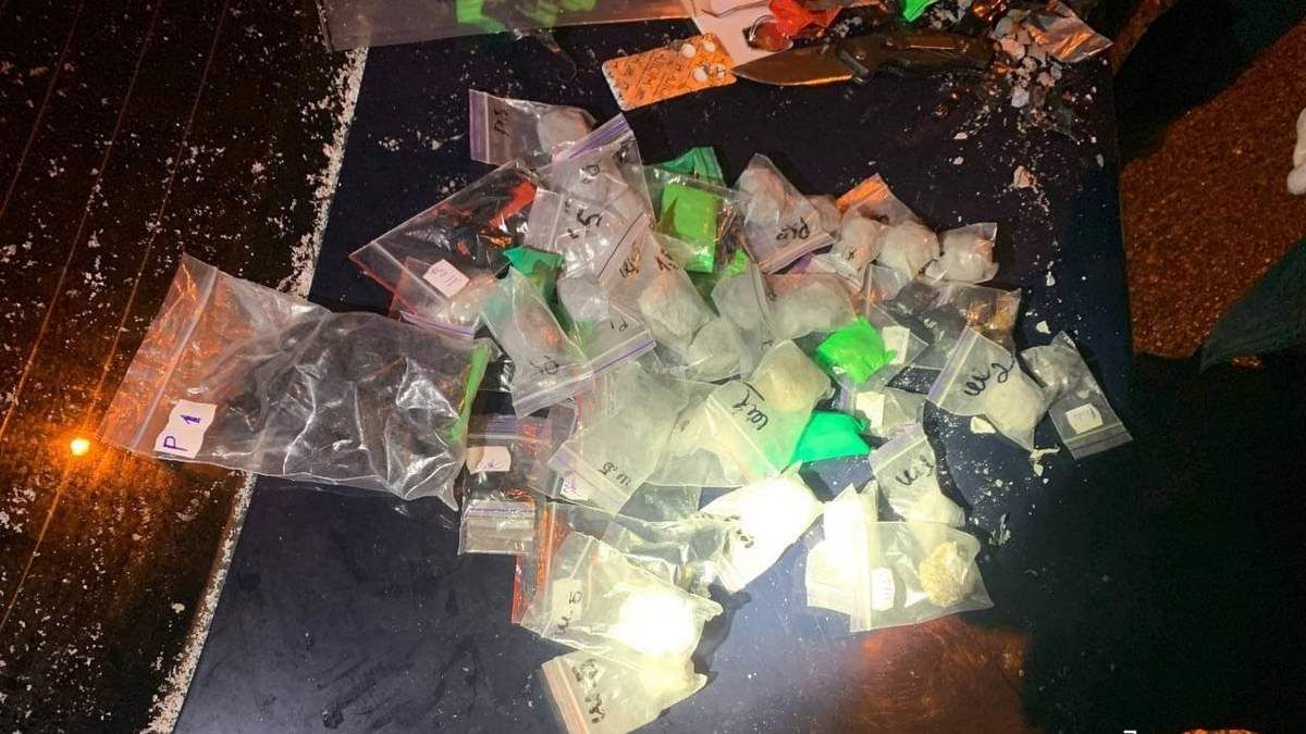 В Днепре патрульные попросили помощи у водителя Mercedes и случайно нашли у него 129 закладок