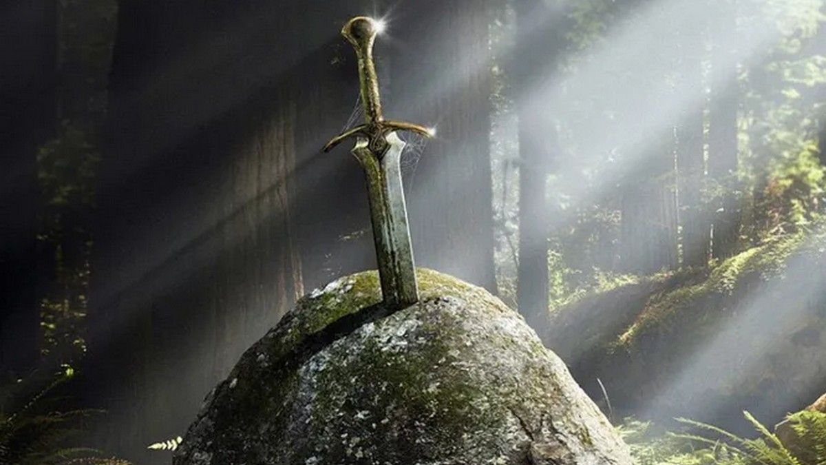 Думал просто железяка: житель Павлограда годами подпирал навес средневековым мечом