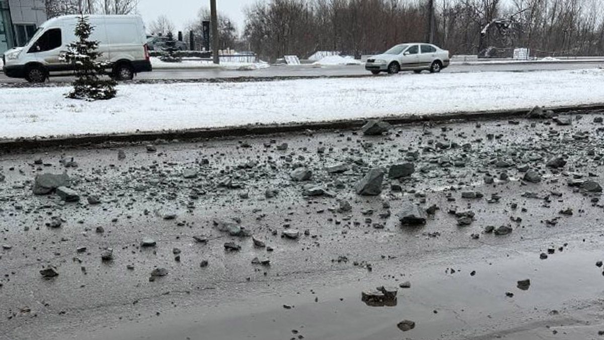 В Днепре на Набережной Победы дорогу засыпало камнями: что случилось