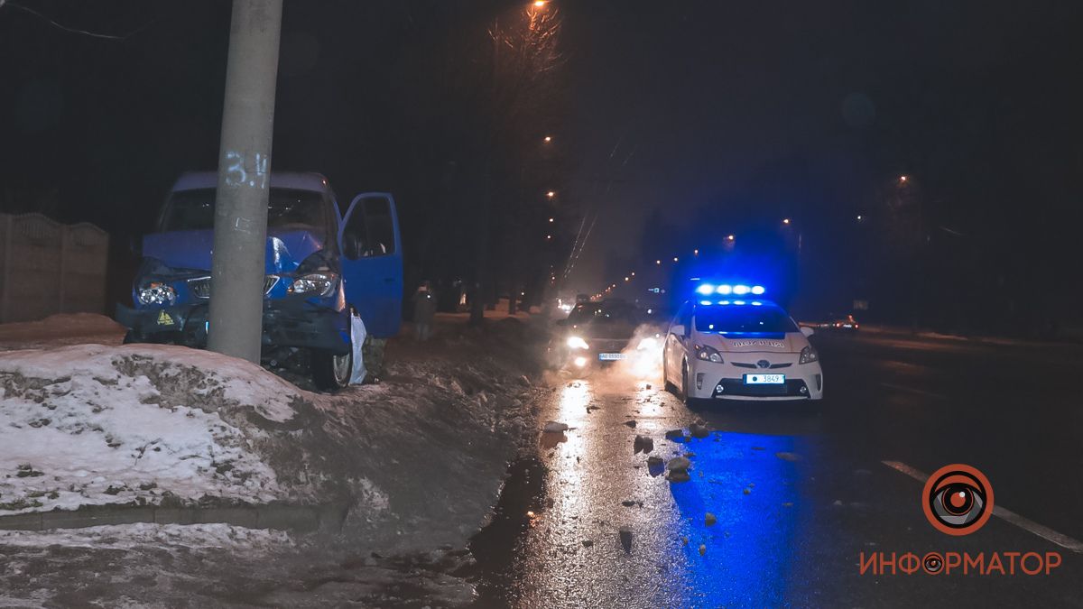 В Днепре на Богдана Хмельницкого «ГАЗель» врезалась в столб: нужна помощь