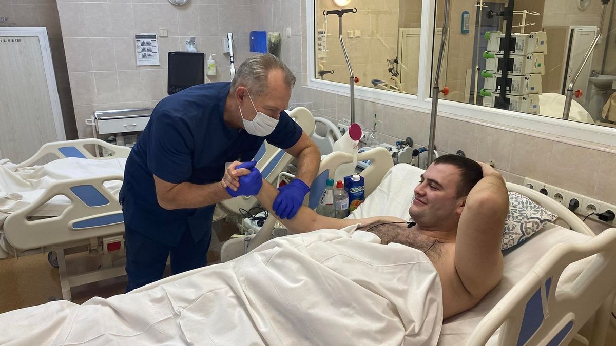 Пули пробили живот и бедро: как себя чувствует нацгвардеец, который пострадал в стрельбе на "Южмаше"