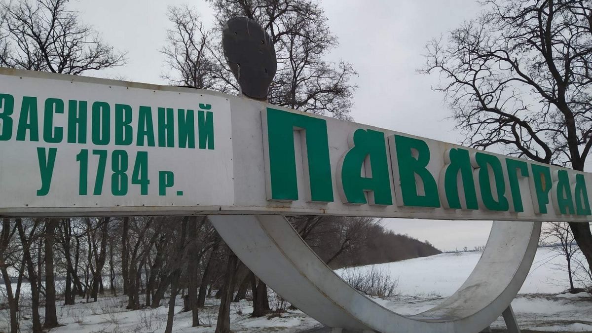 В Павлограде вандалы сломали скамейки и украли герб города