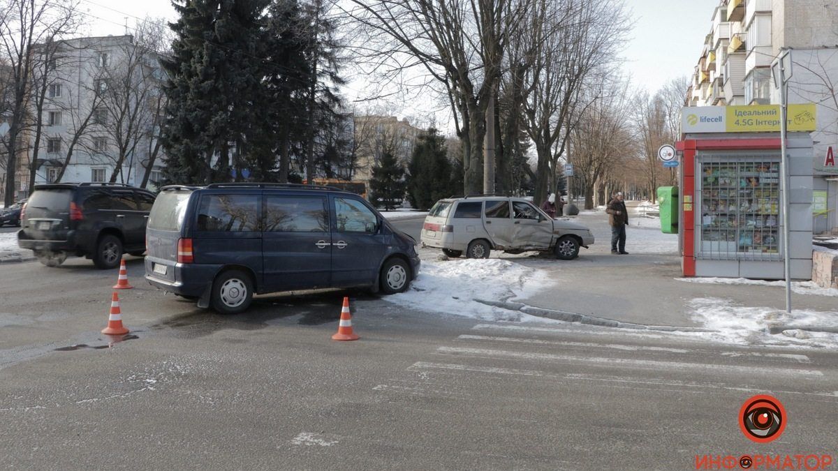 В Днепре на Гагарина столкнулись Mercedes и Lada