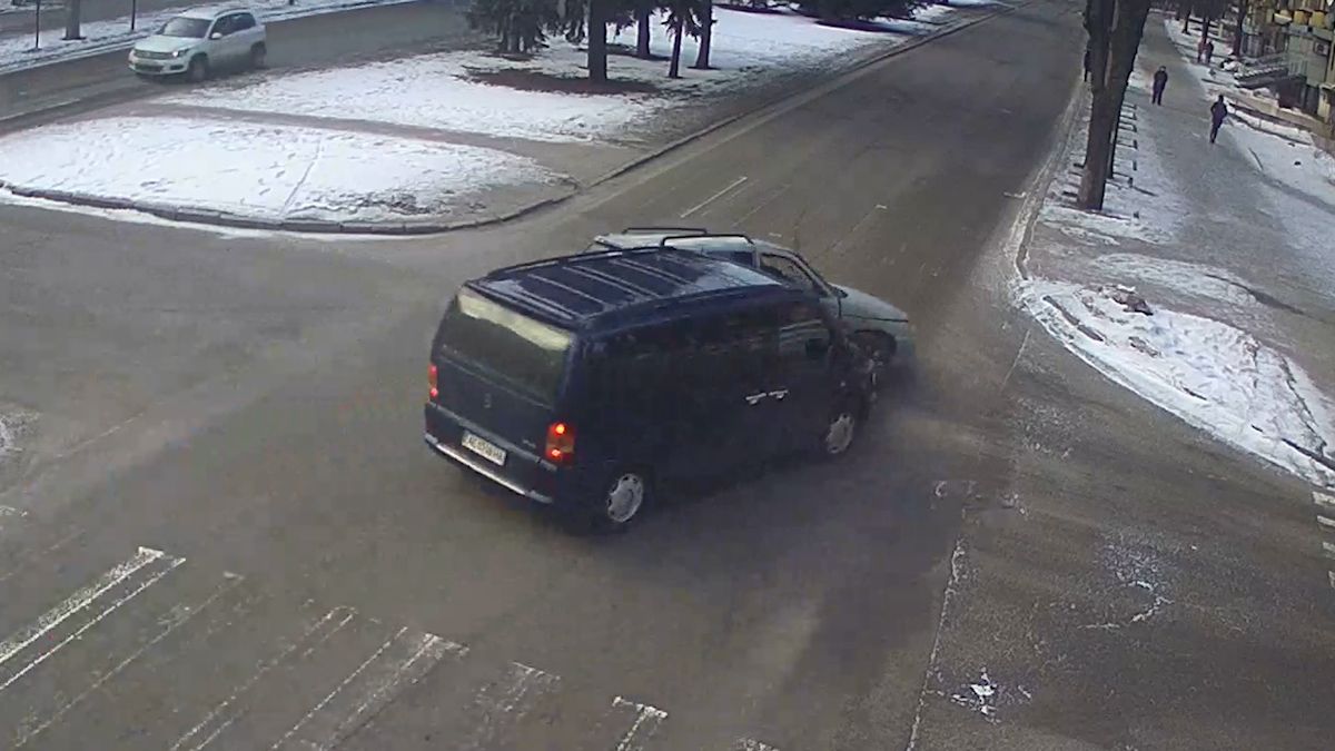 В Днепре на Гагарина столкнулись Lada и Mercedes: видео момента