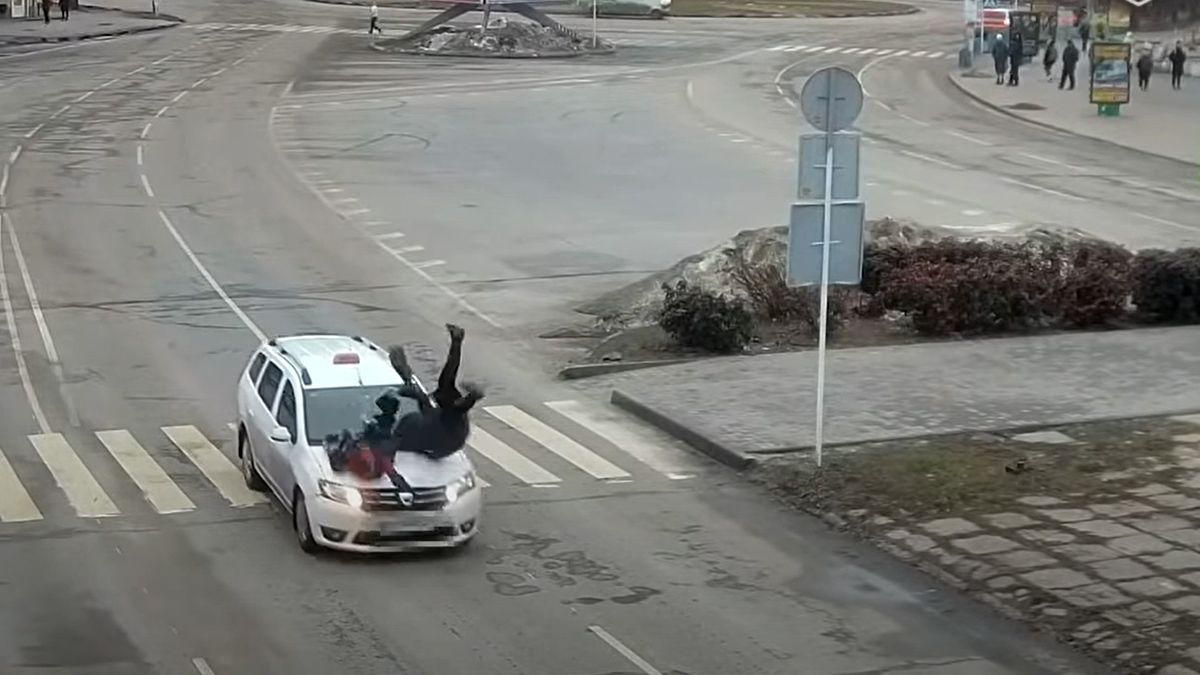 В Никополе таксист сбил женщину с ребенком на пешеходном переходе: видео момента