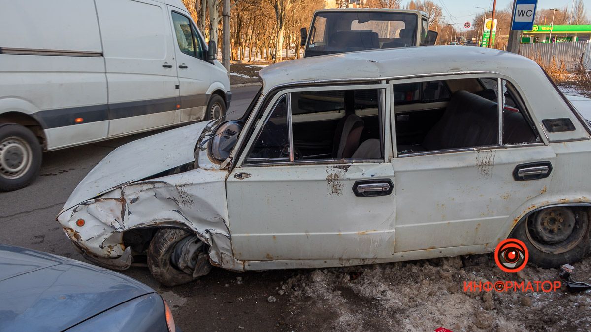 В Днепре на Паникахи ВАЗ влетел в столб