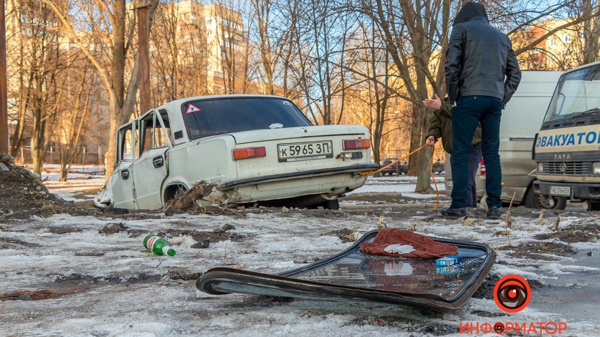 В Днепре на Паникахи ВАЗ влетел в столб: видео момента