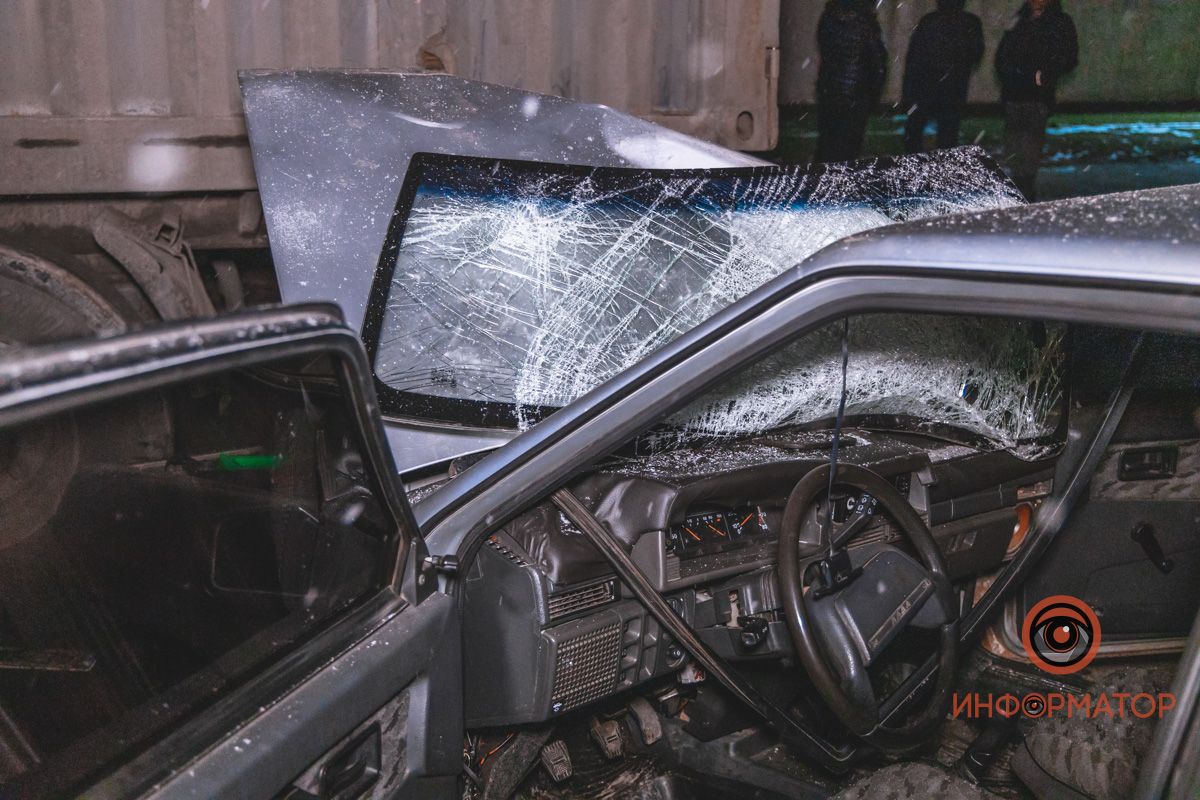 В Днепре на Журналистов ВАЗ врезался в фуру: пострадал мужчина
