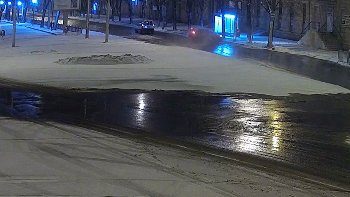 В Днепре возле железнодорожного вокзала Hyundai влетел в знак и остановку: видео момента