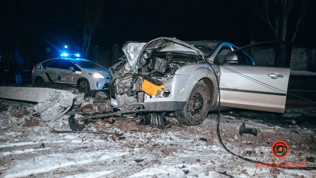 В Днепре на Криворожской пьяный мужчина на Ford снес электроопору