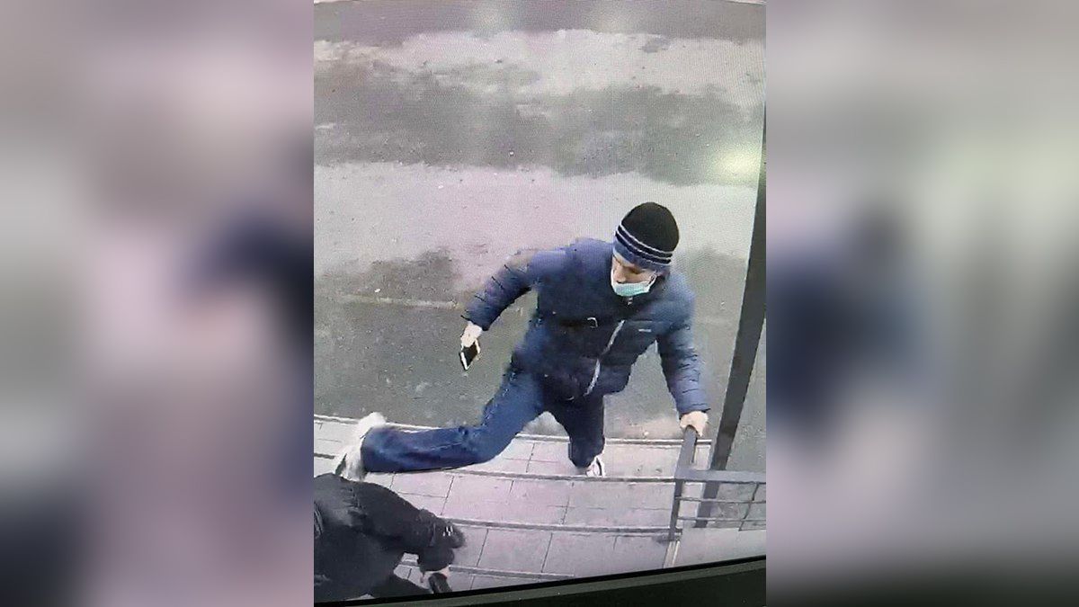 В Днепре мужчина бьет девушек ногой и снимает это на телефон: комментарий полиции