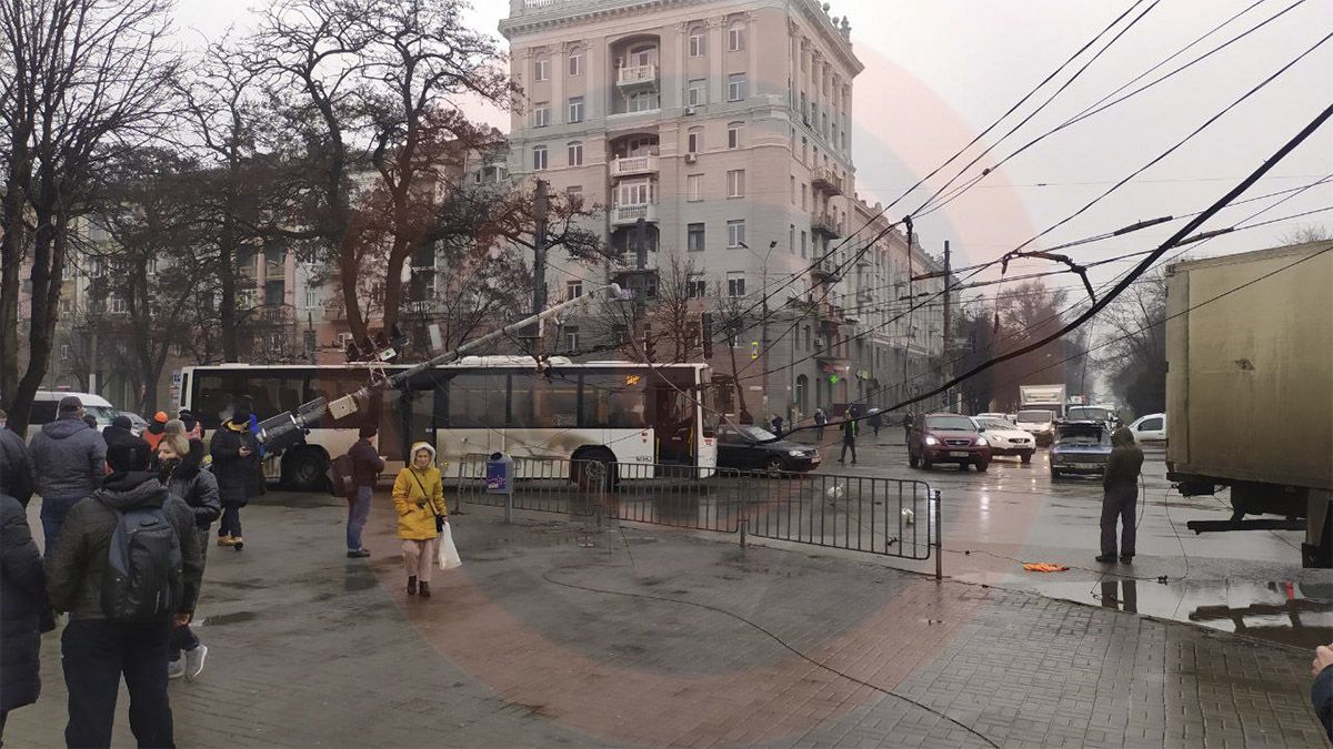 В Днепре троллейбус оборвал провода: на автобус упал столб