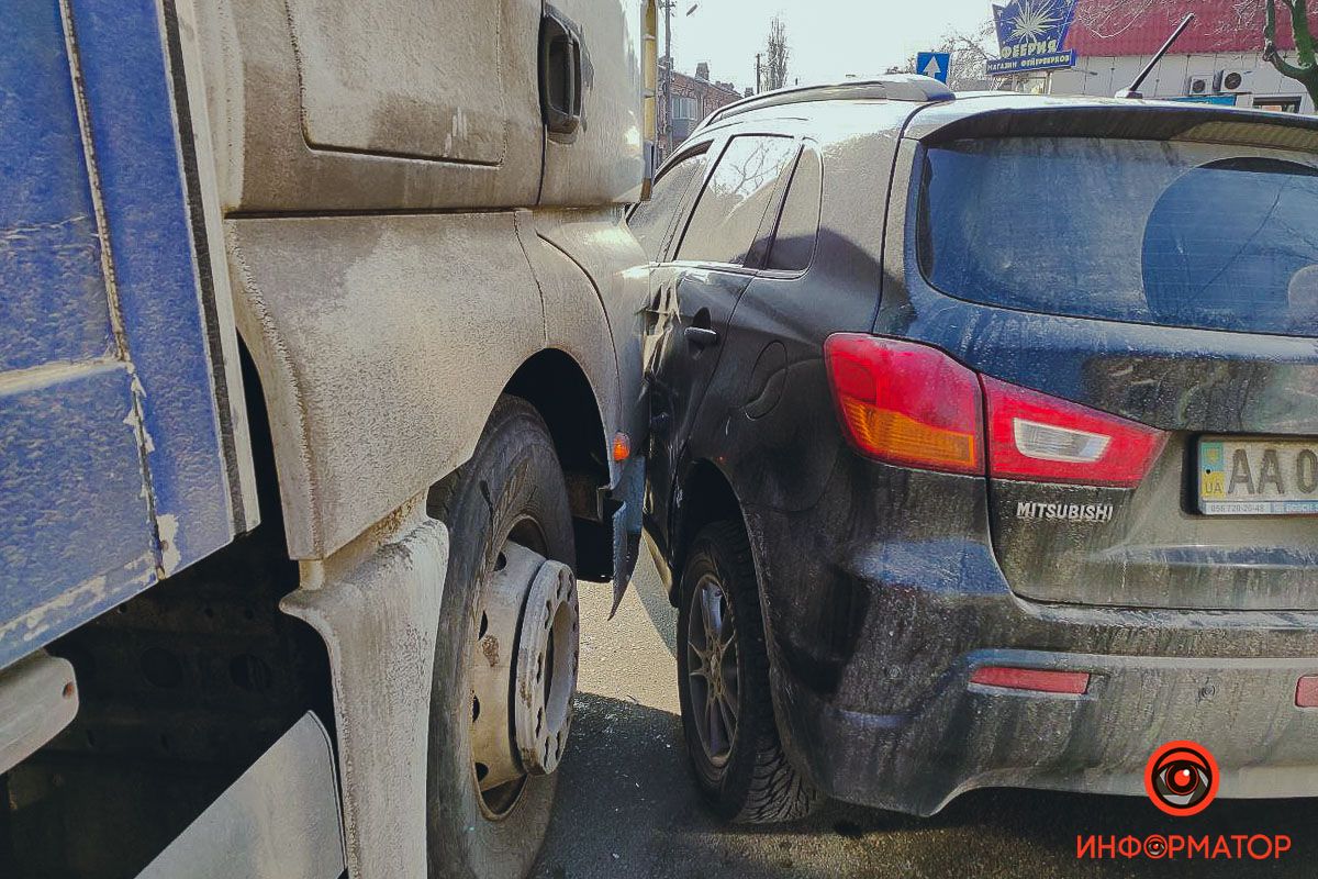 На Нигояна притерлись грузовик Man и внедорожник Mitsubishi: проезд затруднен