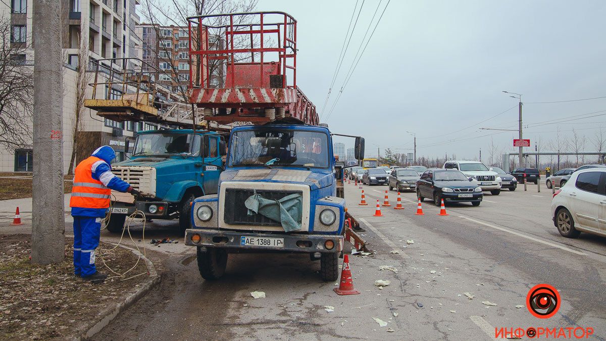 Видео момента: в Днепре на Набережной Победы грузовик задел автовышку, с нее упал мужчина, еще один – повис на страховке