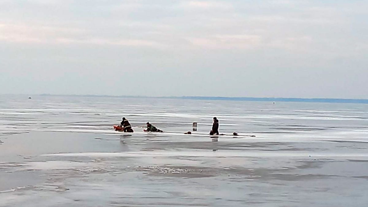 На Днепре двое рыбаков провалились под лед: один попал в больницу, тело второго не нашли