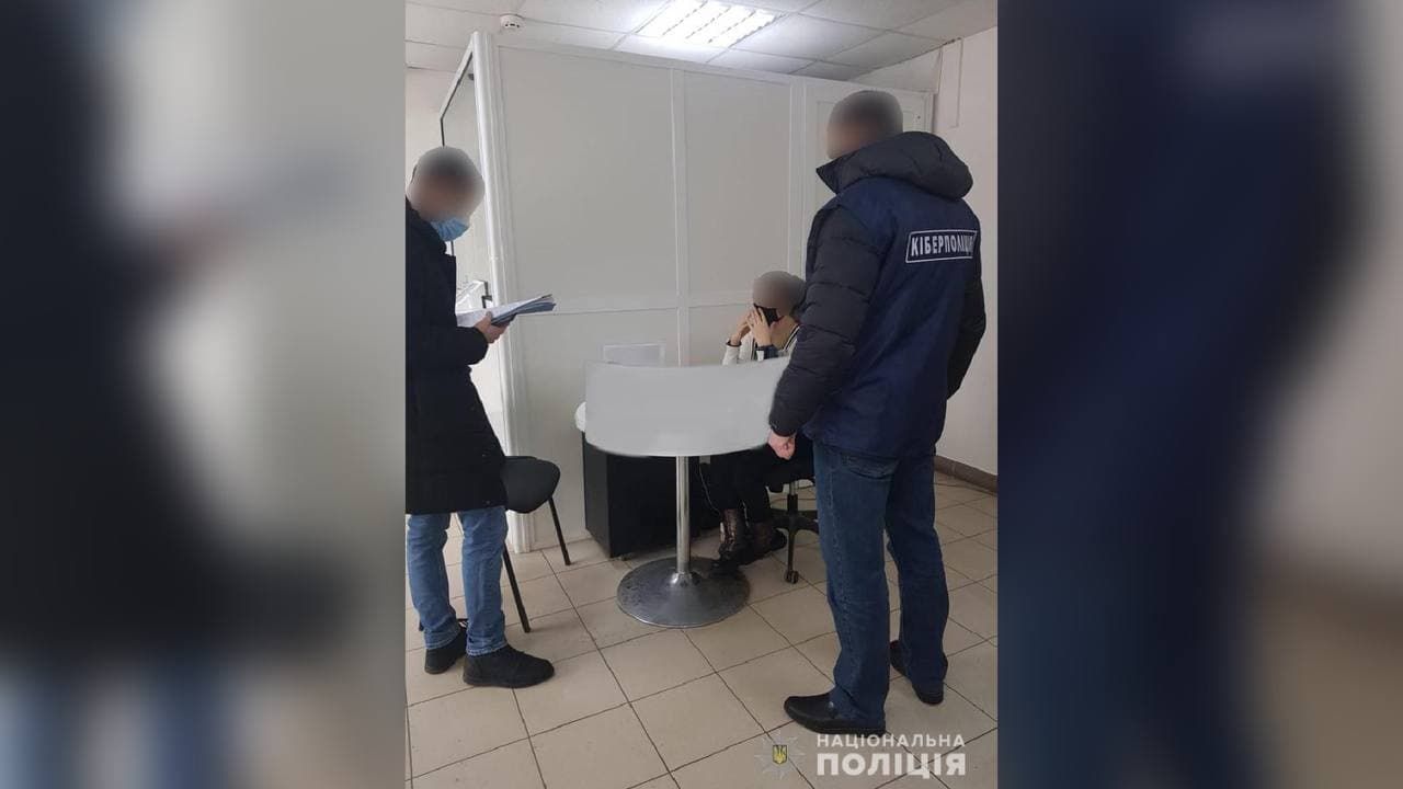 В Днепре 30-летняя сотрудница банка продавала информацию о клиентах за криптовалюту