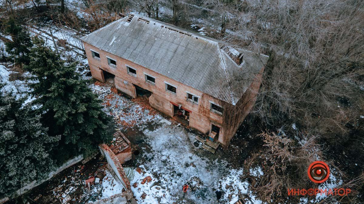 Одиночество и запустенье: как выглядит заброшенное здание в Пихтовом переулке