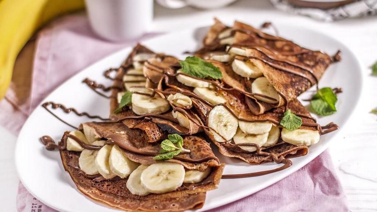 Простые и вкусные рецепты: как приготовить шоколадные блинчики с бананом