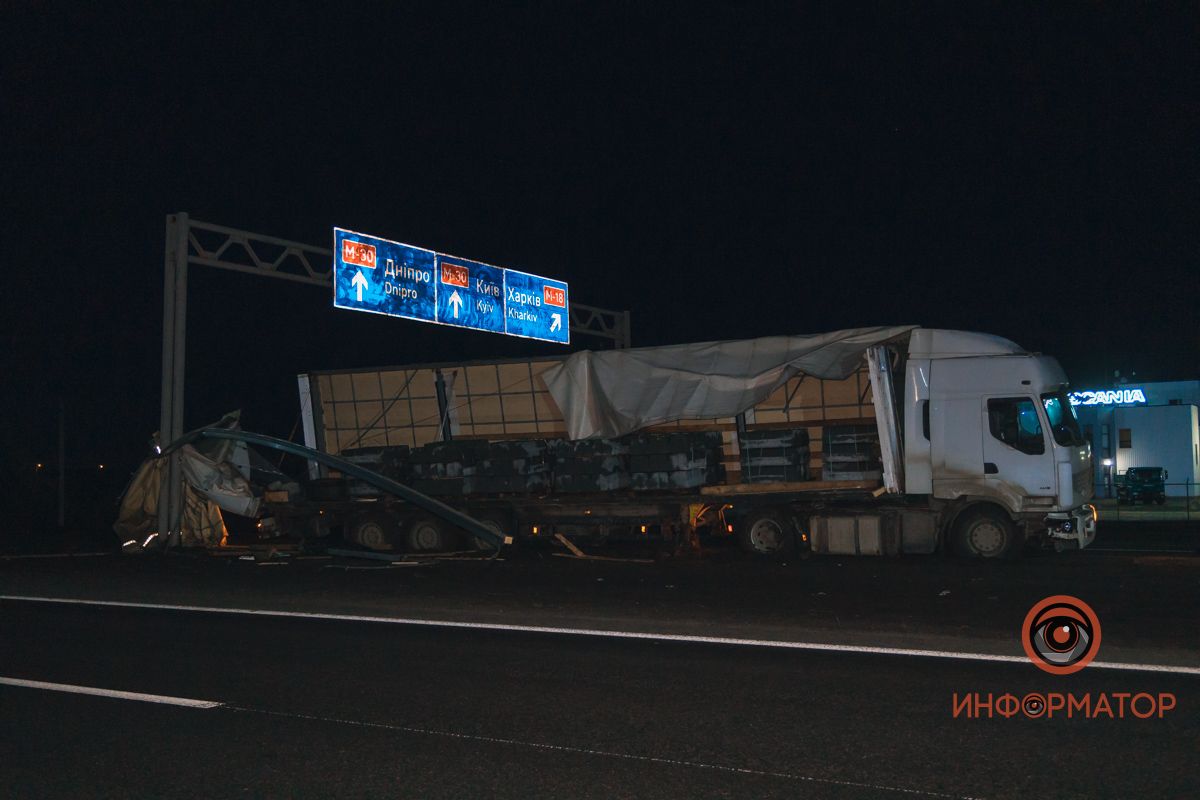 В Днепропетровской области Daewoo врезался в фуру и вылетел на стоянку с автомобилями