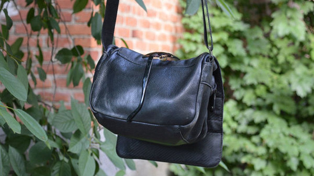 В Днепре двое мужчин пытались снять с дерева сумку с наркотиками