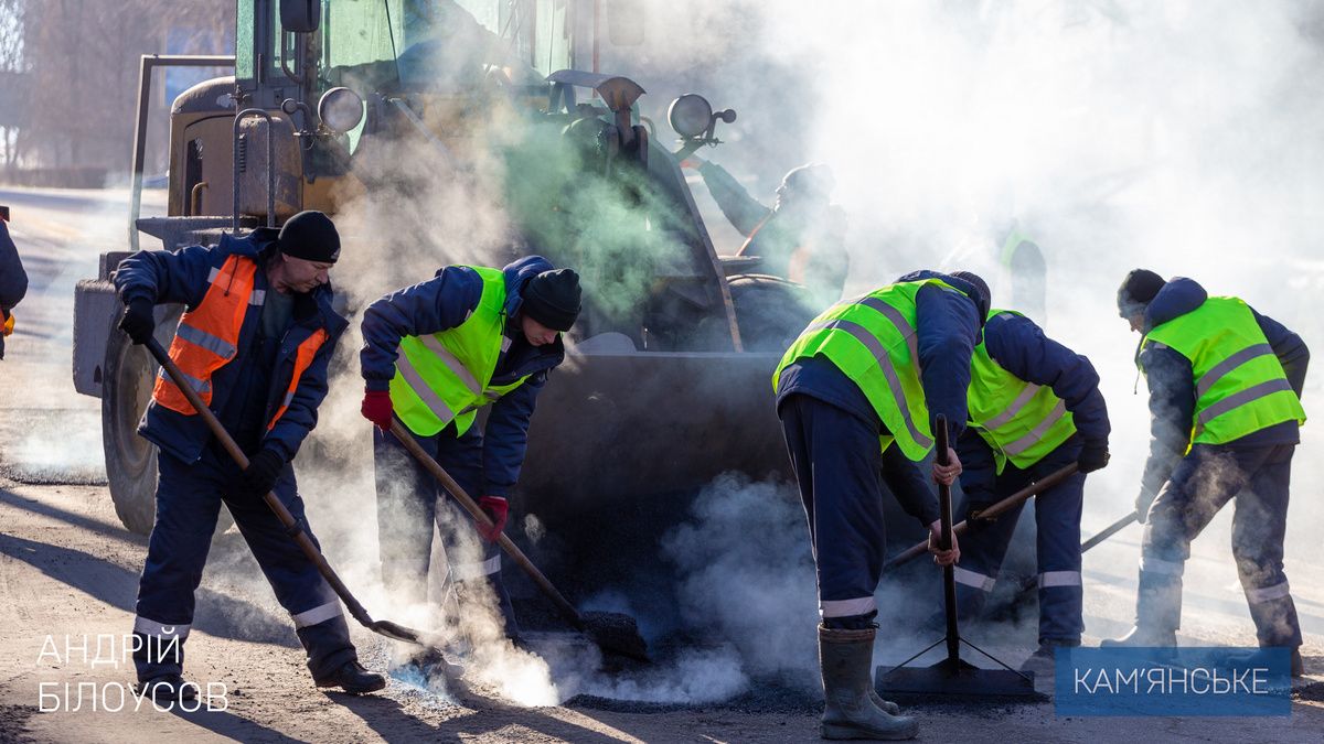 В Каменском проводят аварийный ремонт дорог
