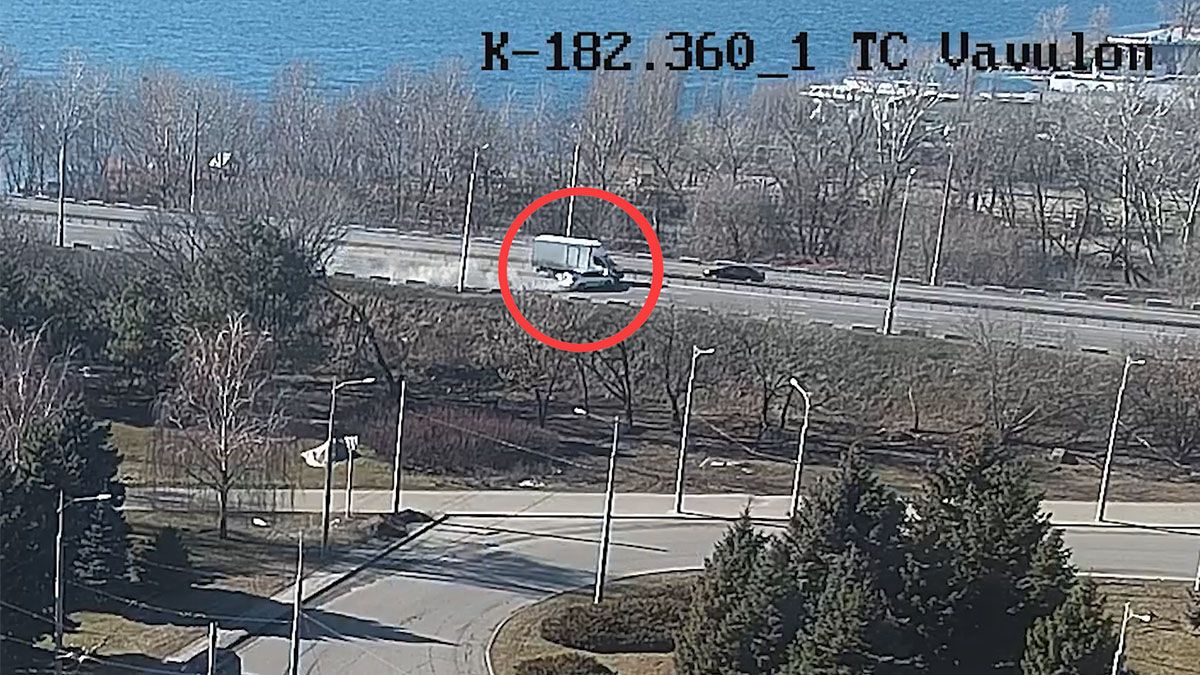 В Днепре на Центральном мосту Hyundai столкнулся с Mercedes и отлетел в отбойник: видео момента