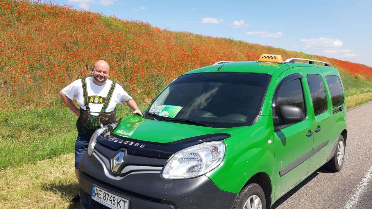 «Ромашкино такси»: в Днепре мужчина помогает жителям города