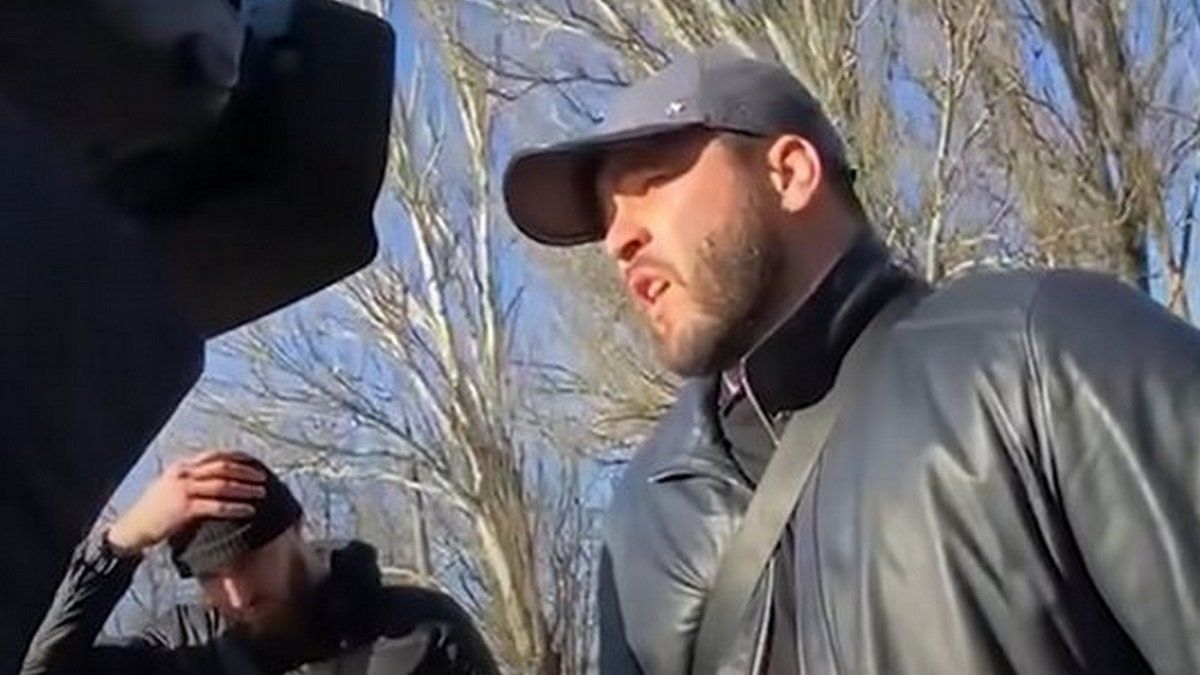 В аэропорту Днепра напали на журналистов: личности подозреваемых установили