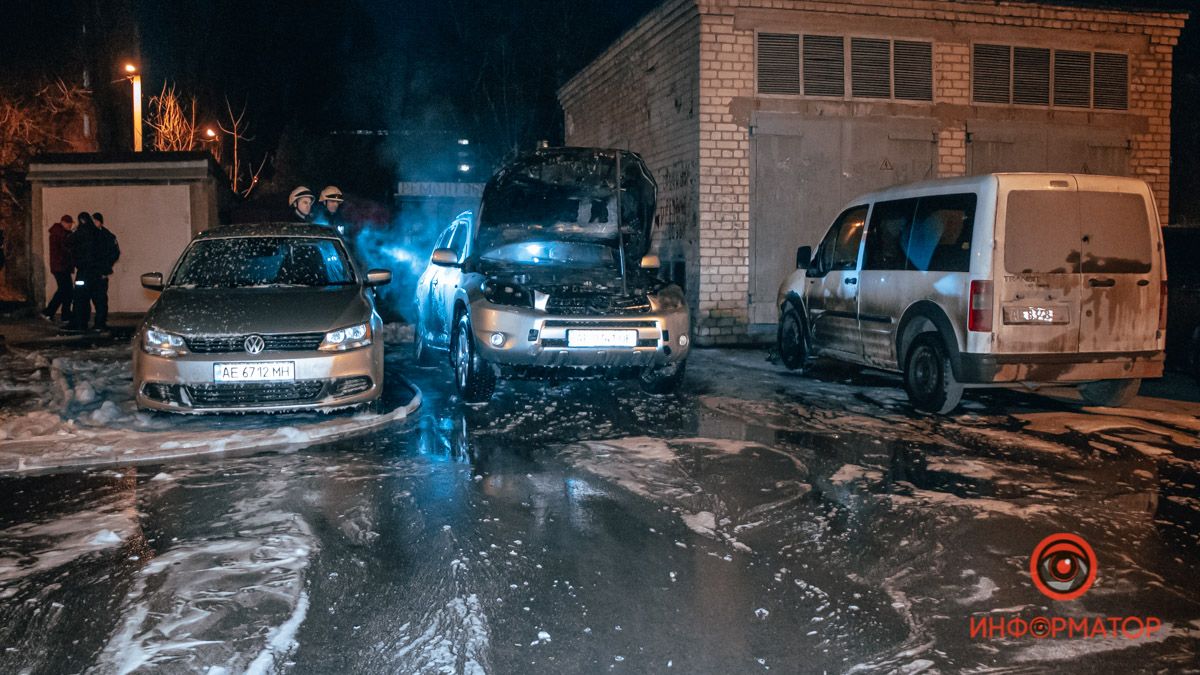 В Днепре на проспекте Хмельницкого загорелся Toyota: огонь повредил Volkswagen и Ford