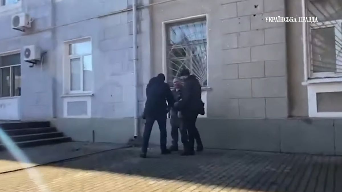 Мужчинам, которые напали на съемочную группу "Украинской правды" в аэропорту Днепра, сообщили о подозрении