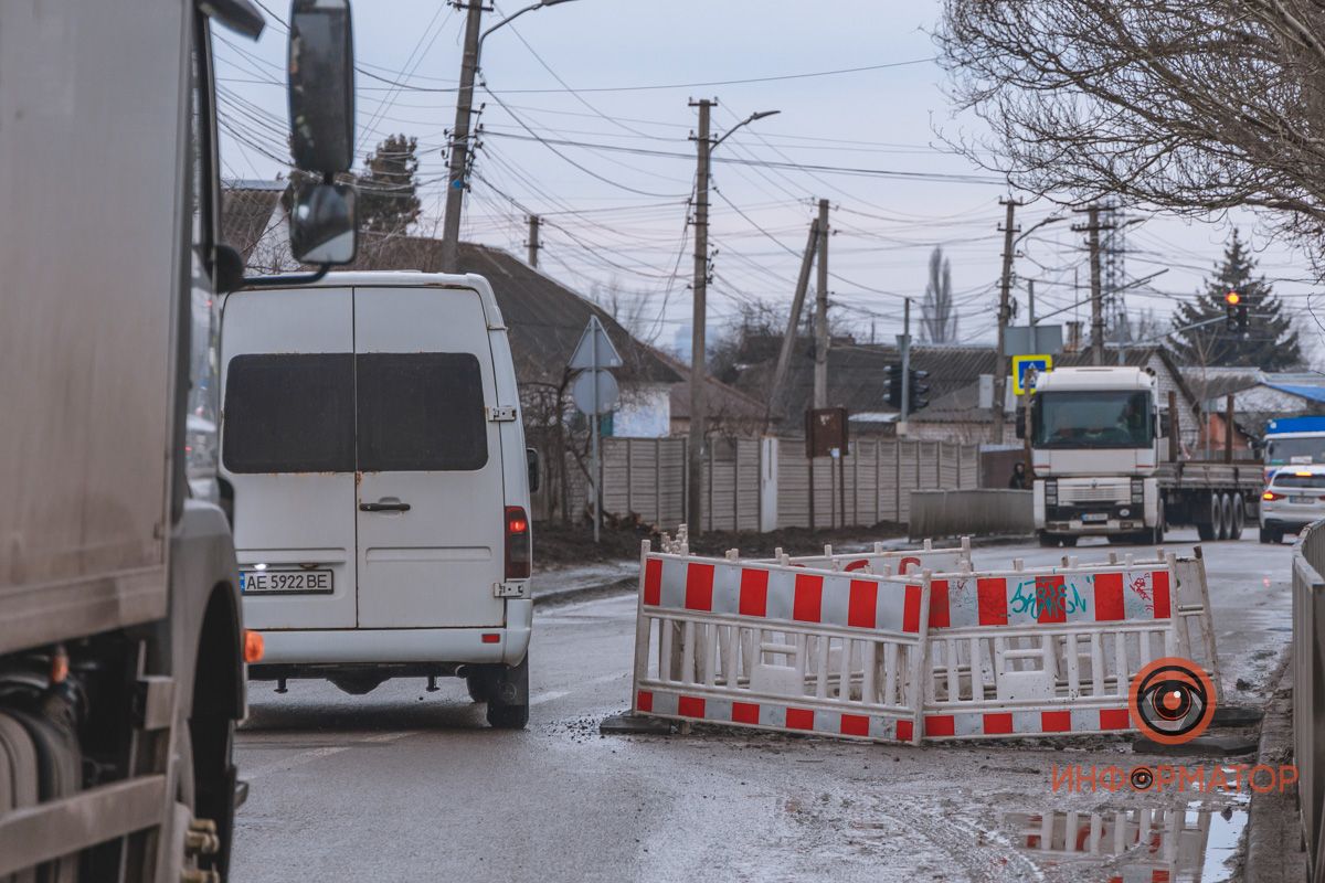В Днепре на Янтарной провалилась дорога: собирается пробка
