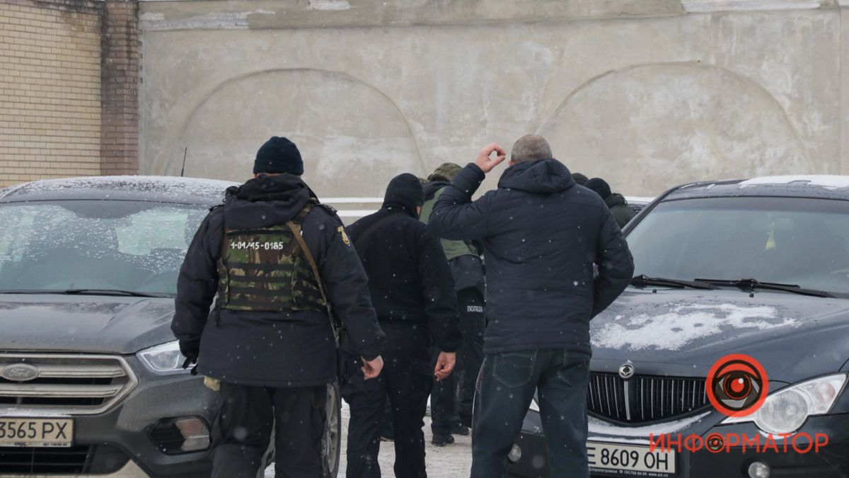 Помог ли город семье женщины, которая не выпускала стрелка с «Южмаша»