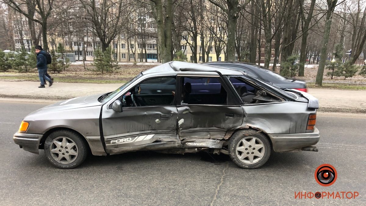 В Днепре на Паникахи Ford вылетел на «встречку» и врезался в Skoda: нужна помощь свидетелей